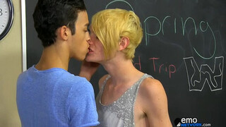 Красавчики студенты снимаются в гей порно в колледже