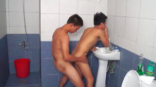 Парни занялись гей сексом в ванной комнате
