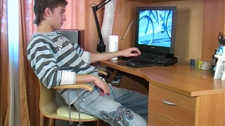 Русский красавчик гей дрочит перед компьютером член