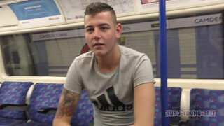 Молодые геи трахают жопы друг друга в пустом вагоне метро
