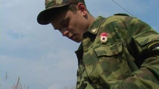 Солдат в армейской форме жадно ебет гейского друга на свежем воздухе