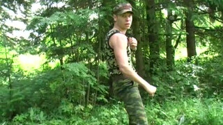 Молодой солдат нашел поляну в лесу и вздрочнул большой член