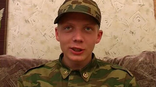 Солдат на кастинге наслаждается минетом от гея до оргазма