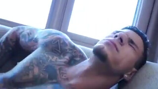 Татуированный мужик отшлепал красавчика и поимел его в задницу