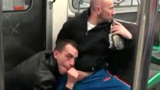 Брюнет неожиданно взял и отсосал хер привлекательного гея в метро