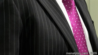Мужики в деловых костюмах умеют развлекать члены друг друга страстными ласками