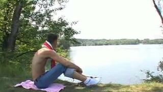 Почти голые геи просто общаются сидя у живописного озера
