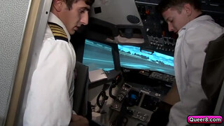 Пилот кончил на лицо коллеги после секса в самолете