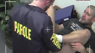Гей в униформе полицейского трахнул нарушителя в кабинете на столе