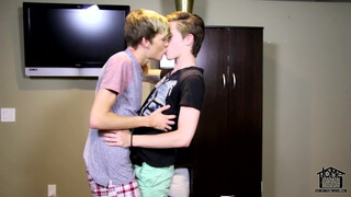 Гомосексуалисты целуются и занимаются анальным сексом вместе